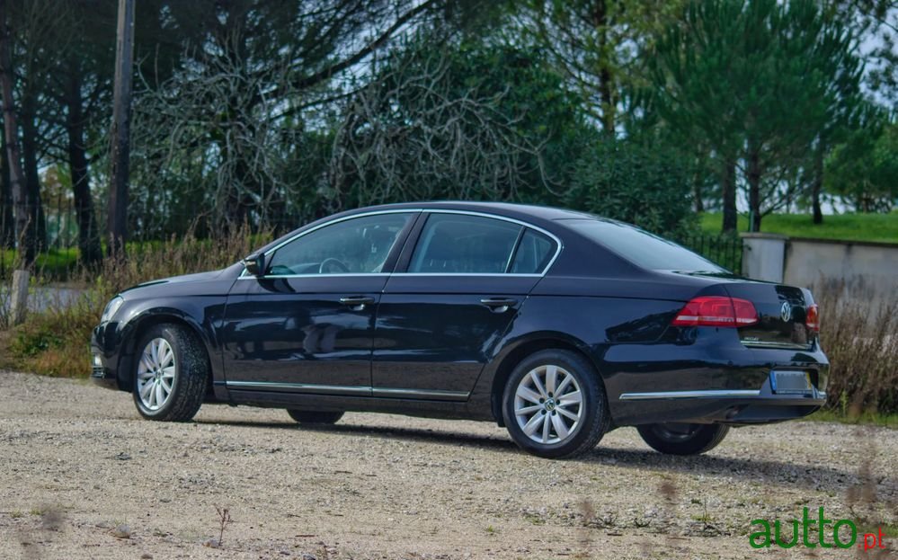 2011' Volkswagen Passat photo #2