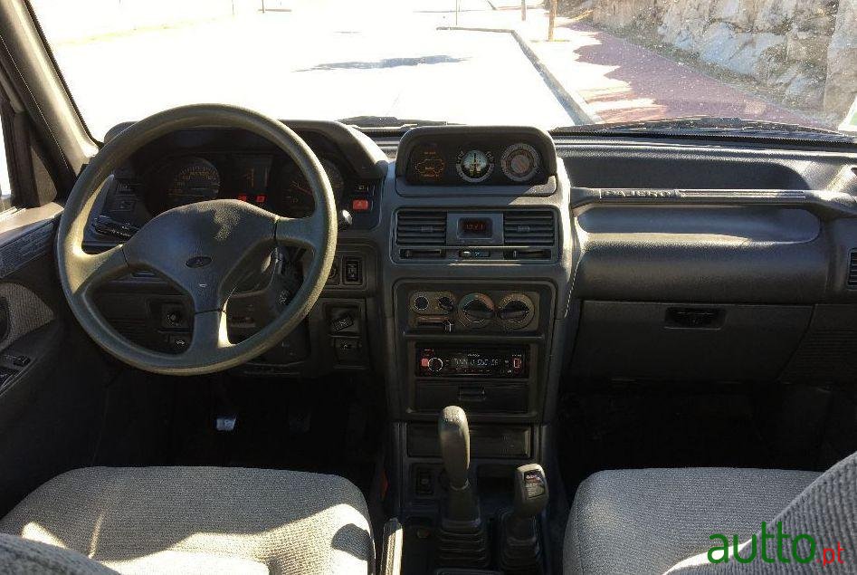 1993' Mitsubishi Pajero photo #2