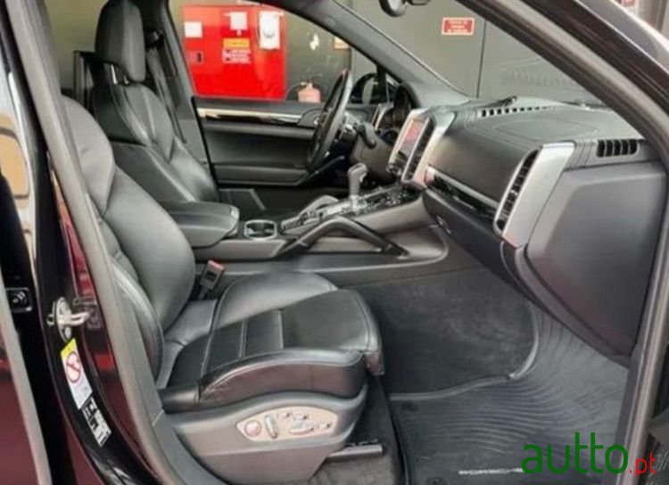 2016' Porsche Cayenne Platinum Edition photo #3