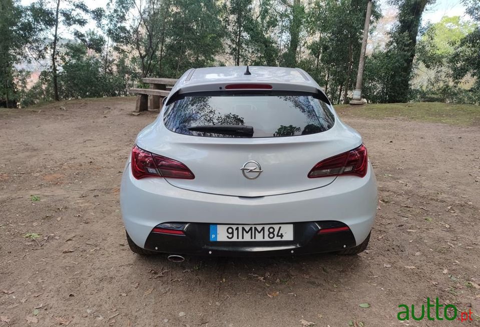 2011' Opel Astra Gtc photo #6