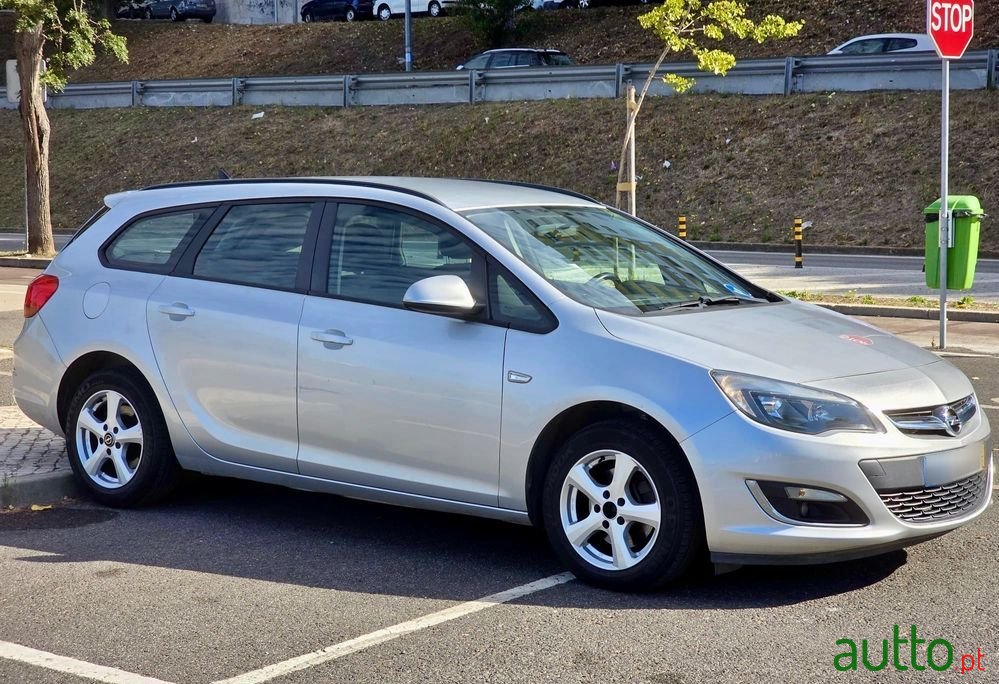 2012' Opel Astra Sports Tourer photo #3