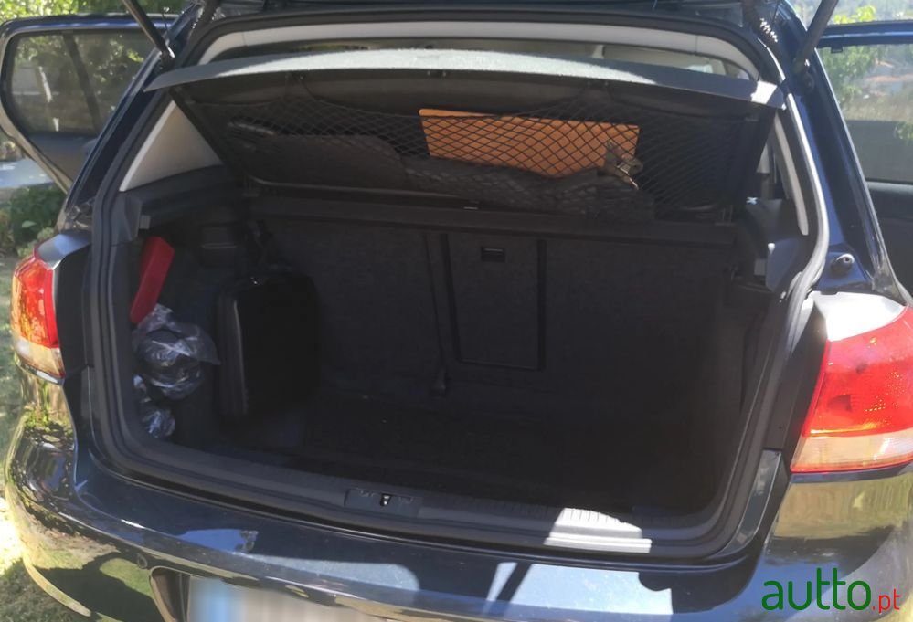 2010' Volkswagen Golf photo #2