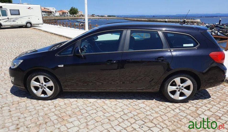 2011' Opel Astra Caravan photo #3