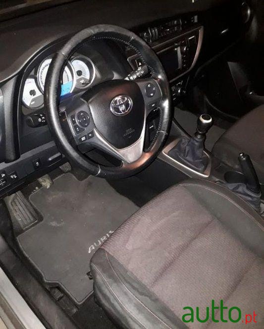 2013' Toyota Auris Touring Sports photo #2