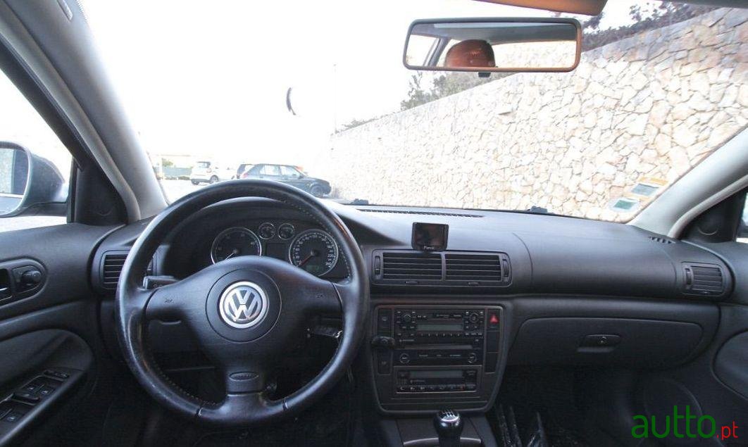 2005' Volkswagen Passat Variant photo #3