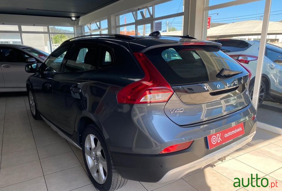 2014' Volvo V40 Cross Country photo #4