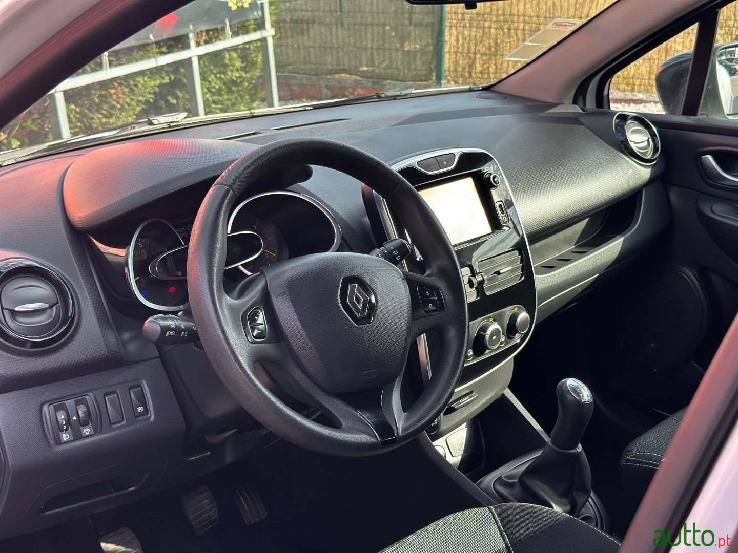 2015' Renault Clio photo #2