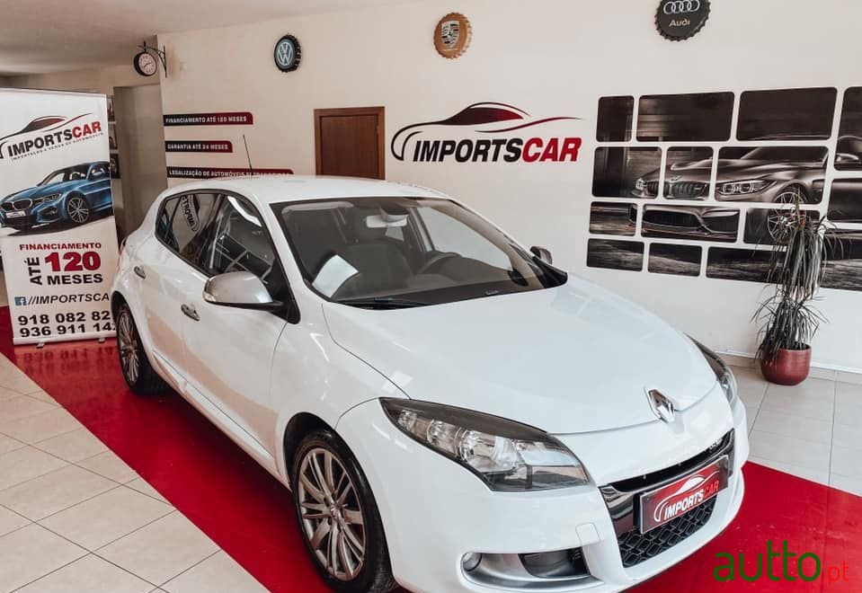 2011' Renault Megane photo #1