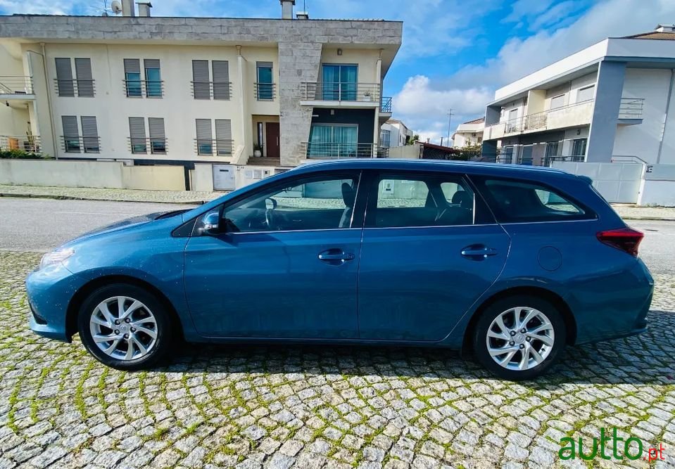2016' Toyota Auris Touring Sports photo #4