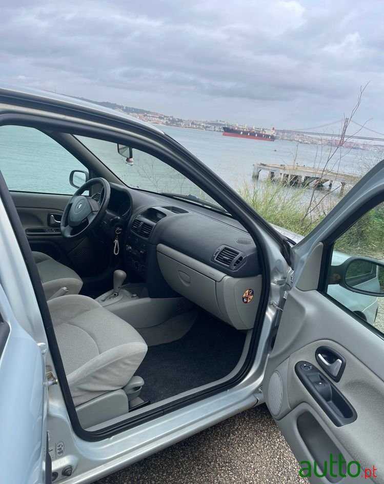 2004' Renault Clio photo #4