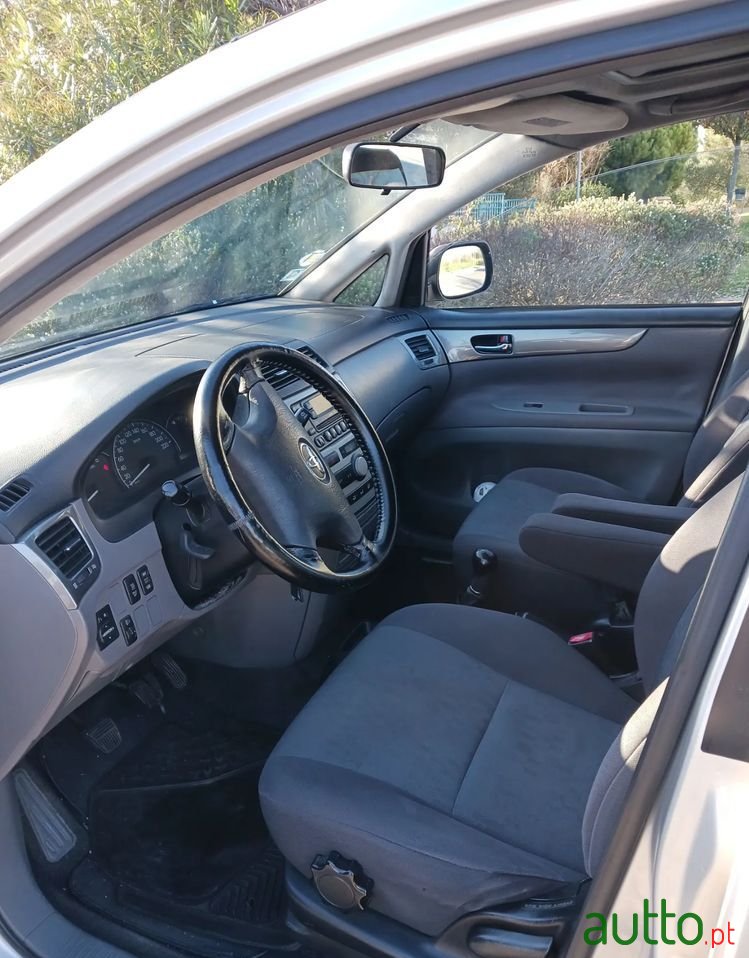 2002' Toyota Avensis Verso photo #6