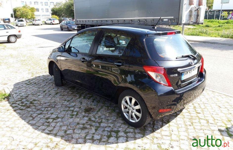 2011' Toyota Yaris photo #6