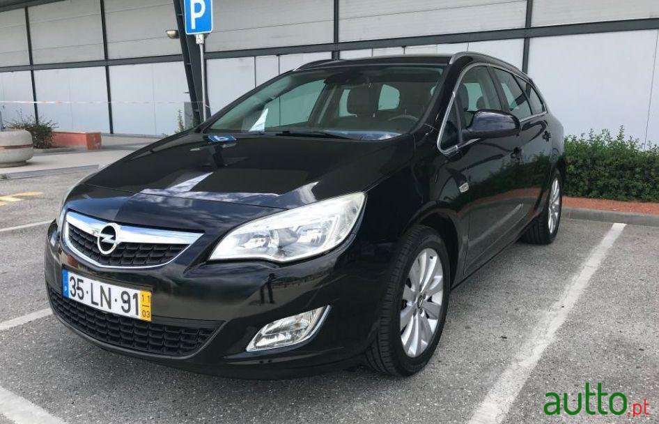 2011' Opel Astra Caravan photo #1