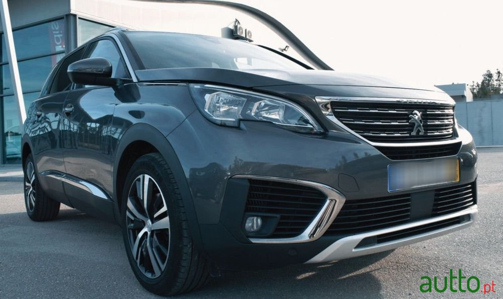 2019' Peugeot 5008 photo #2
