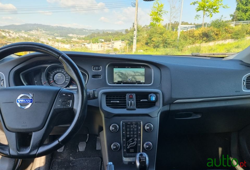 2015' Volvo V40 Cross Country photo #1