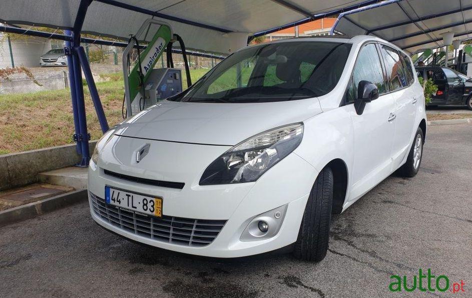 2011' Renault Grand Scenic photo #2