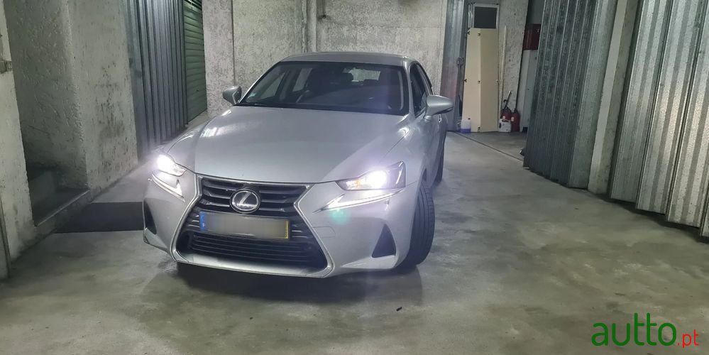2018' Lexus IS Business photo #3
