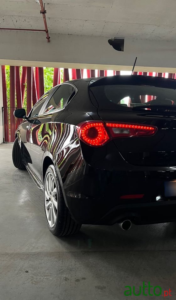 2010' Alfa Romeo Giulietta photo #3