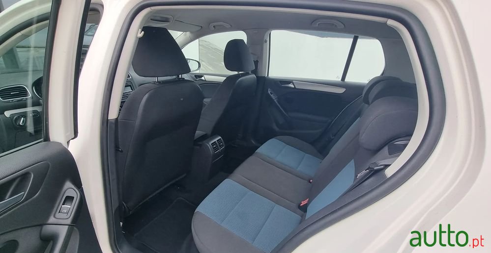 2011' Volkswagen Golf photo #6