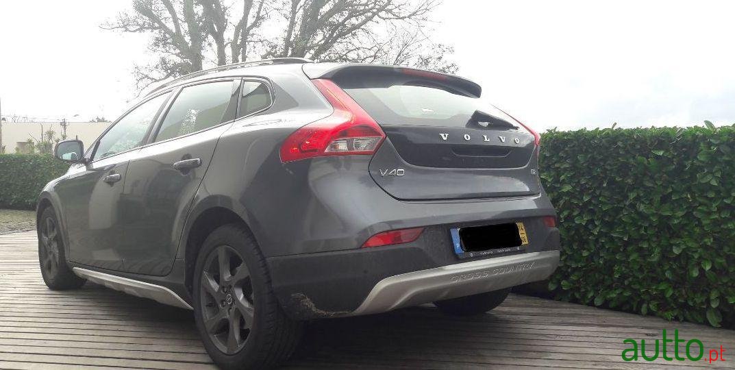 2014' Volvo V40 Cross Country photo #2