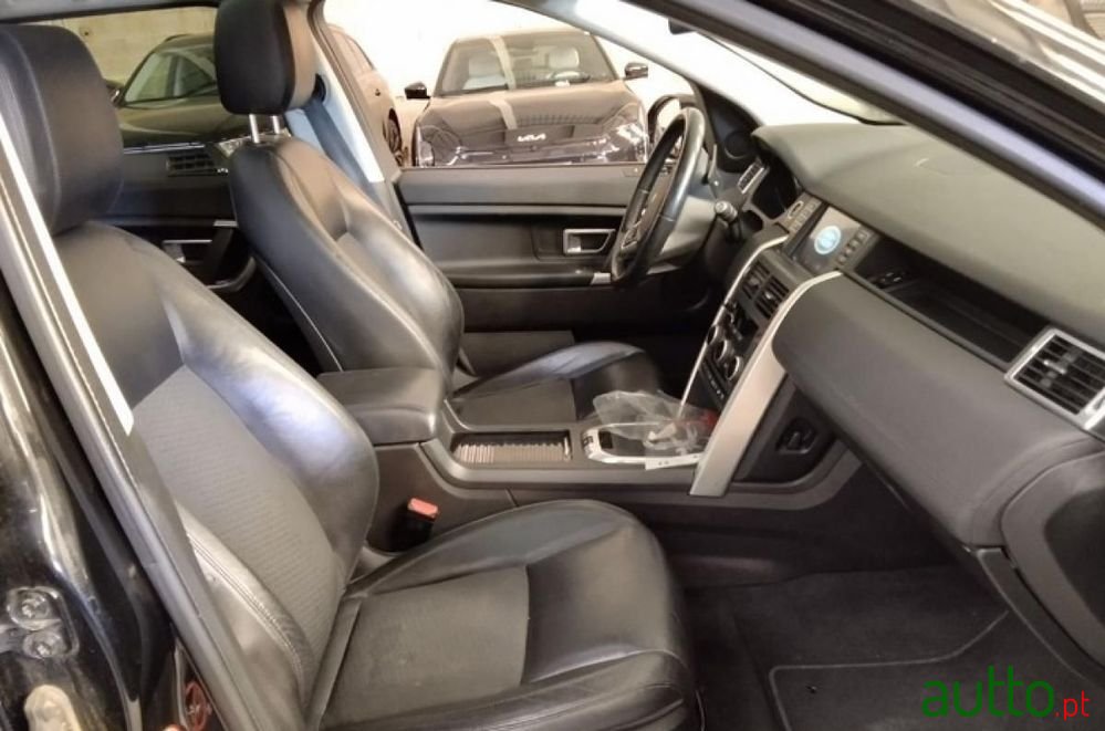 2016' Land Rover Discovery Sport photo #3