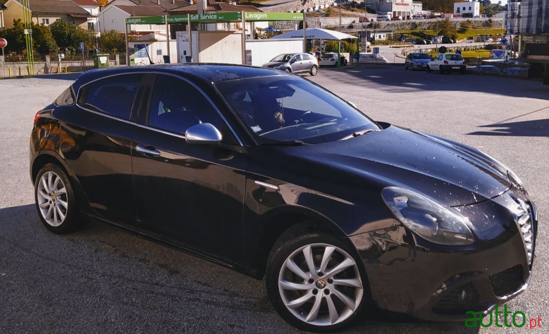 2010' Alfa Romeo Giulietta photo #2