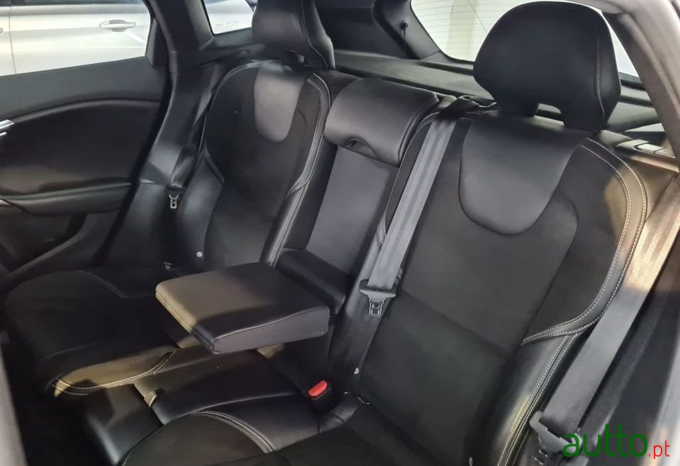 2018' Volvo V40 Cross Country photo #2