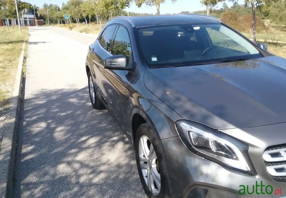 2017' Mercedes-Benz GLA 220 photo #2