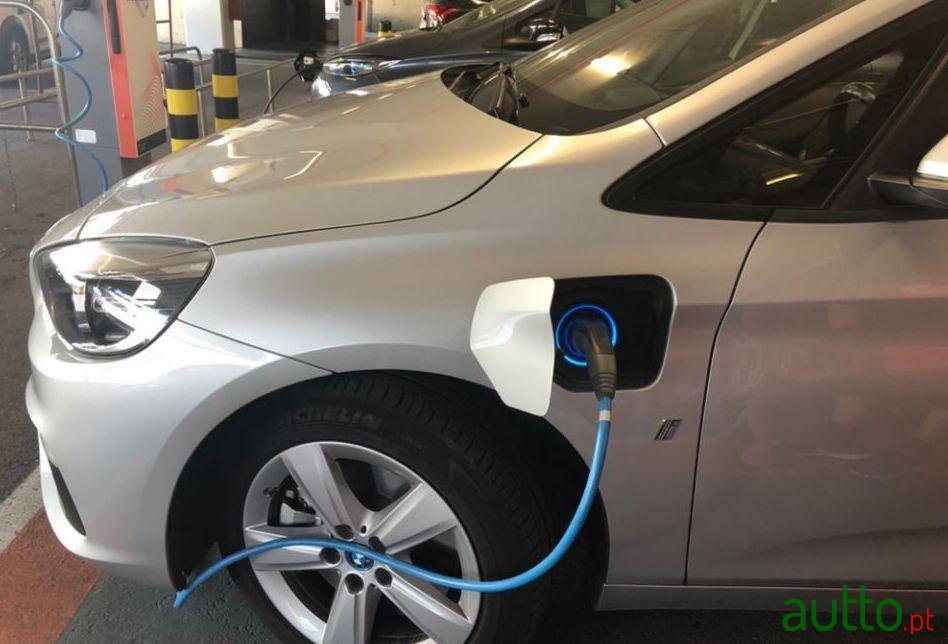 2017' BMW 225Xe Active Tourer photo #3