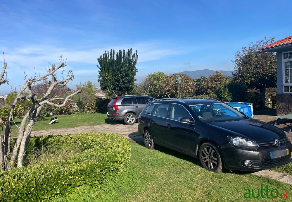 2011' Volkswagen Golf photo #1