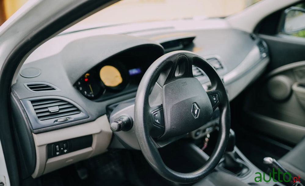 2010' Renault Megane photo #6