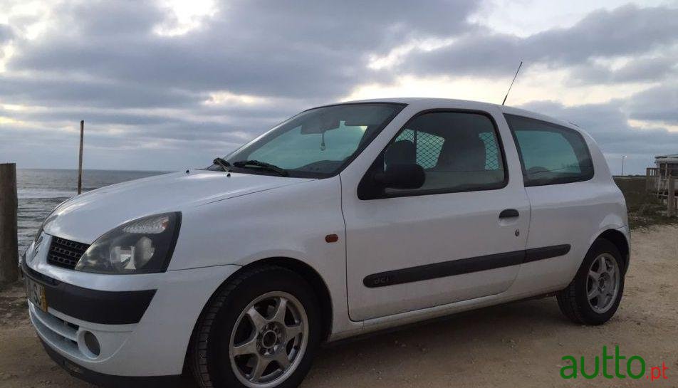 2001' Renault Clio 2 photo #2