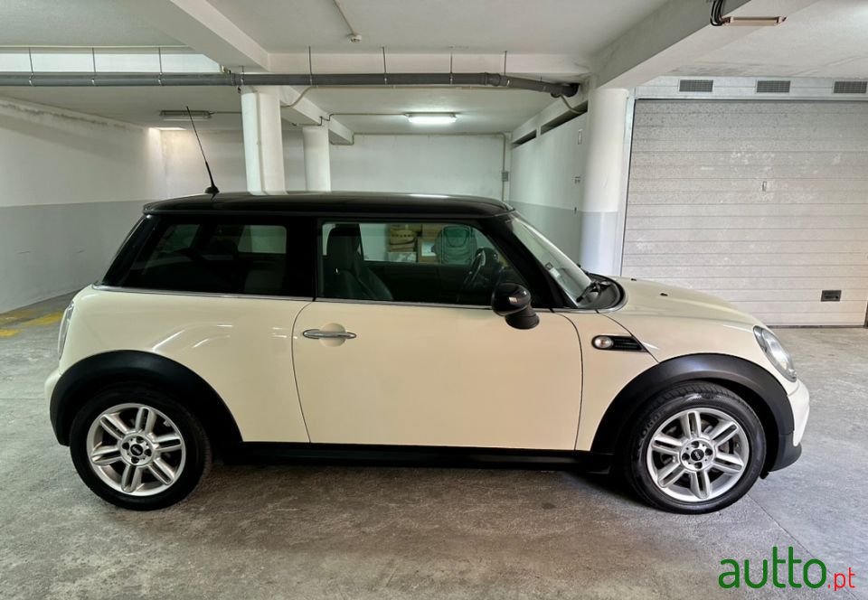 2010' MINI Cooper photo #3