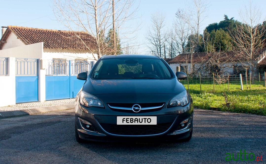 2013' Opel Astra Sports Tourer photo #2