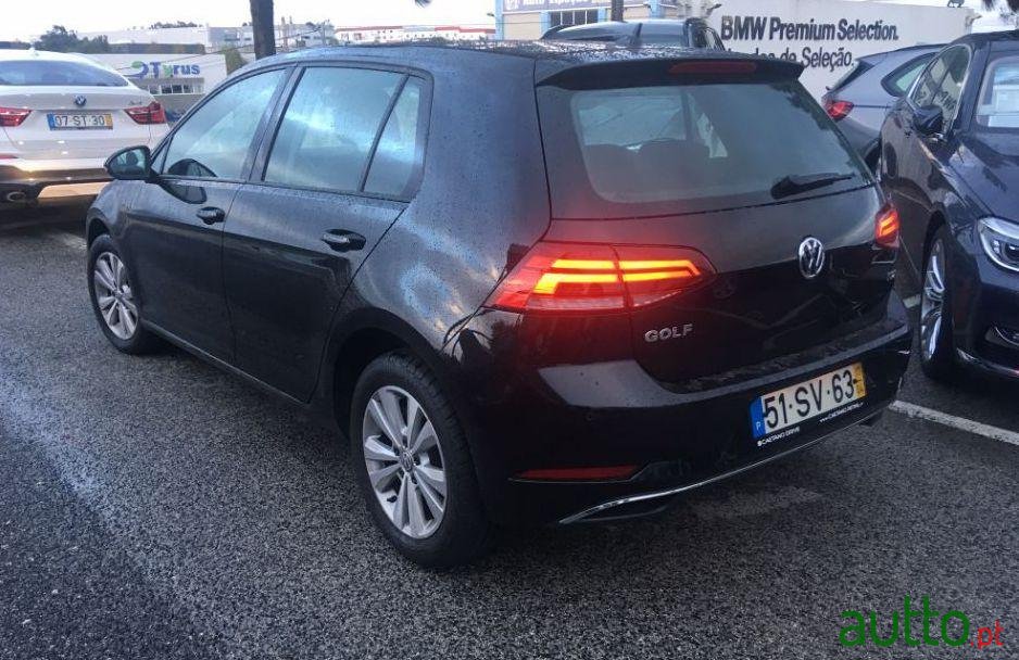 2017' Volkswagen Golf Confortline photo #1