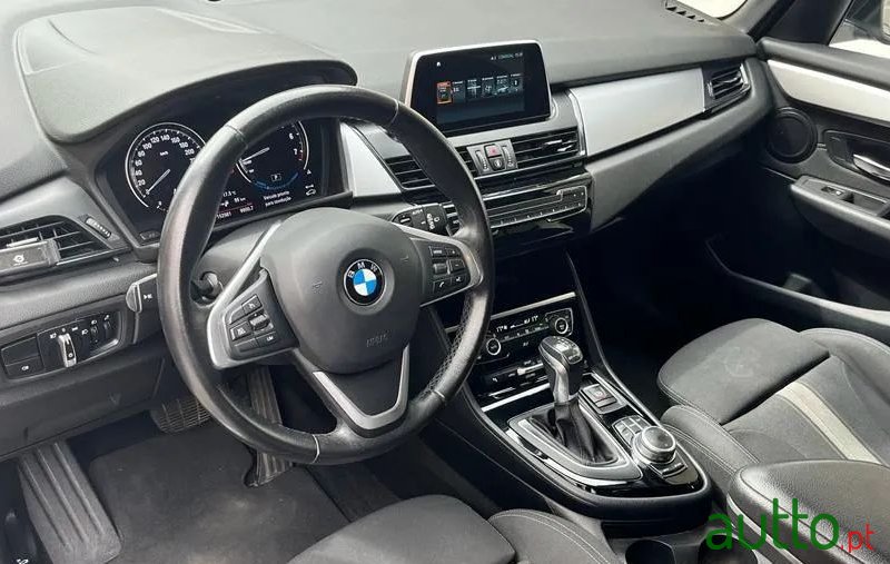 2018' BMW 225Xe Active Tourer photo #6