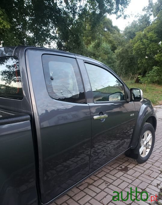 2017' Isuzu D-Max photo #3