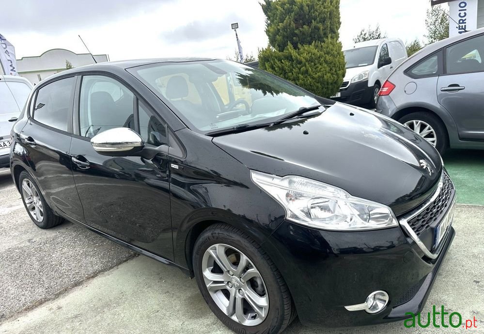 2015' Peugeot 208 1.2 Vti Allure photo #2