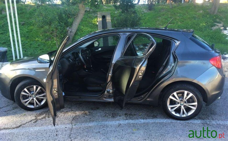 2012' Alfa Romeo Giulietta photo #2