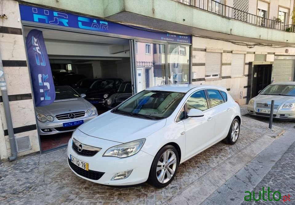 2010' Opel Astra photo #2