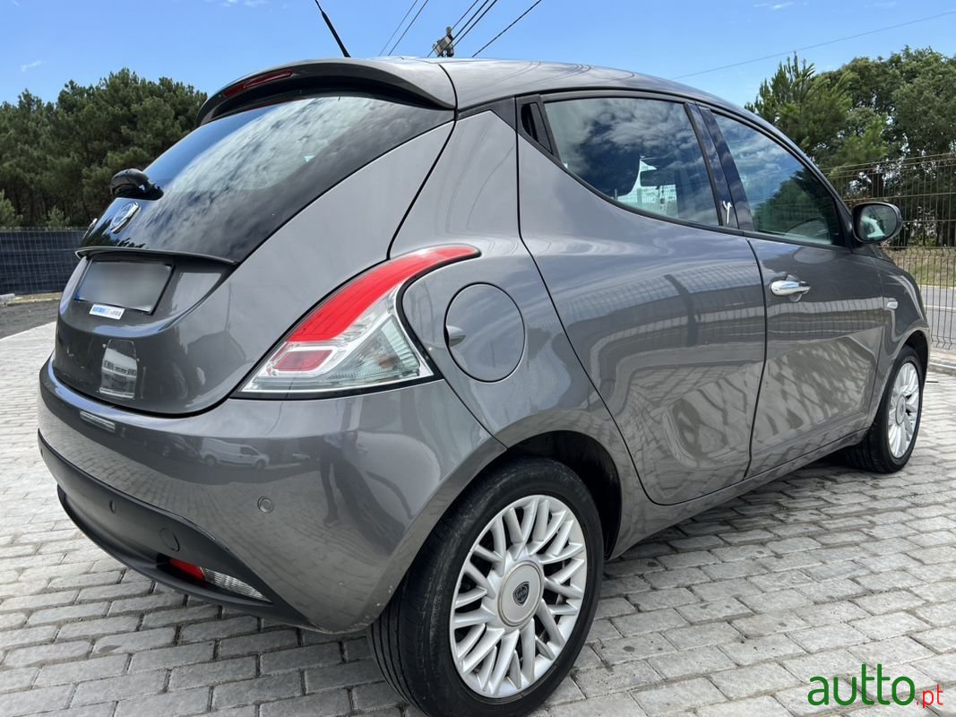 2014' Lancia Ypsilon photo #4