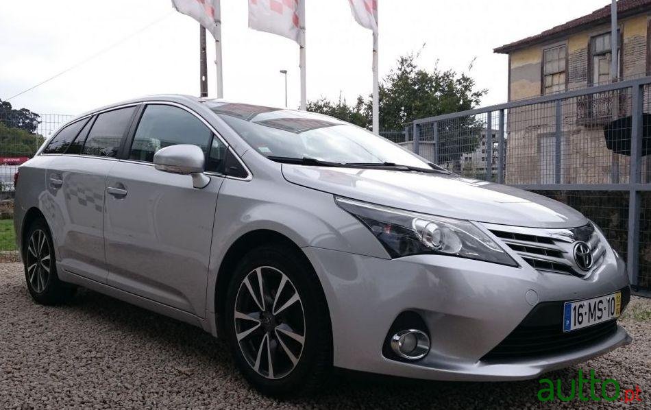 2012' Toyota Avensis photo #2