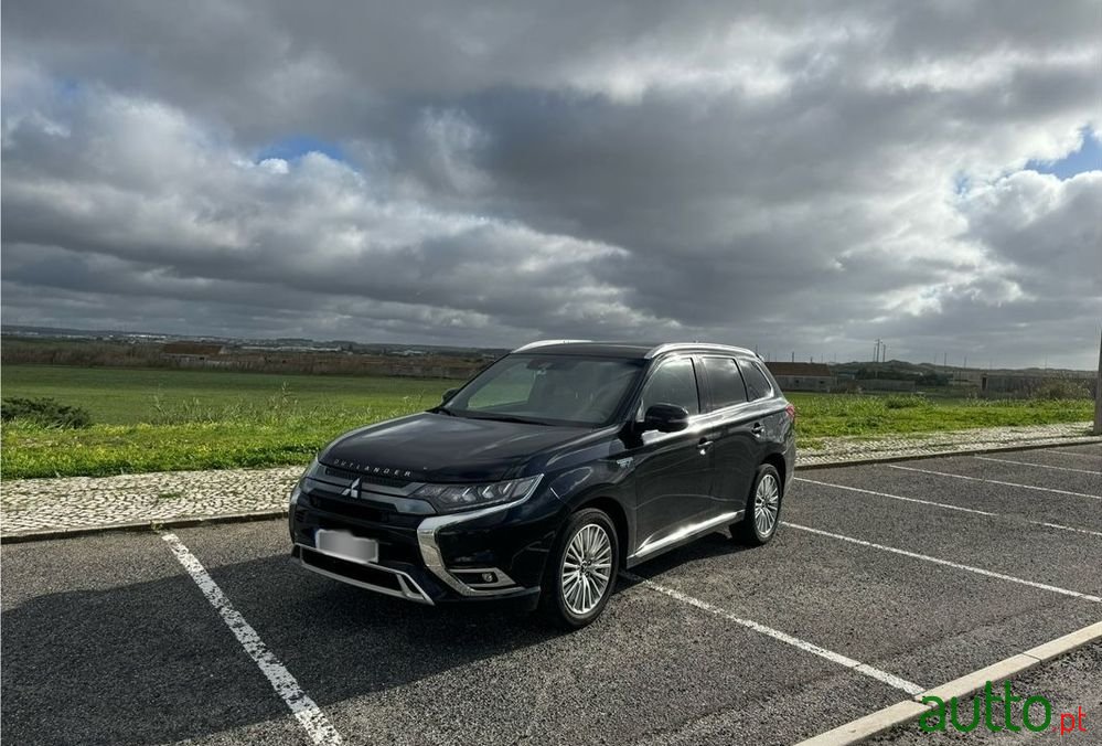 2021' Mitsubishi Outlander photo #4