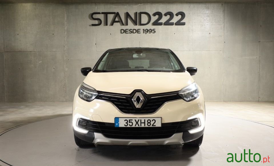 2019' Renault Captur photo #2