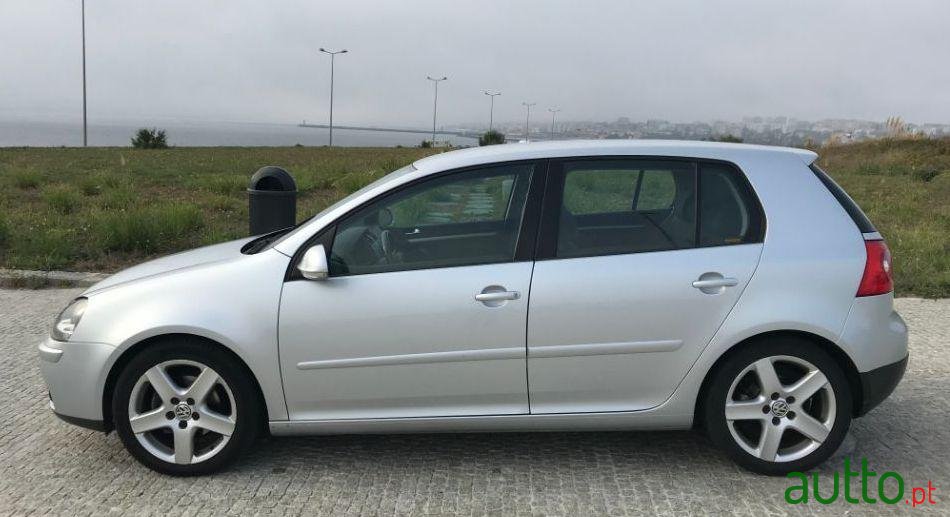 2004' Volkswagen Golf photo #2