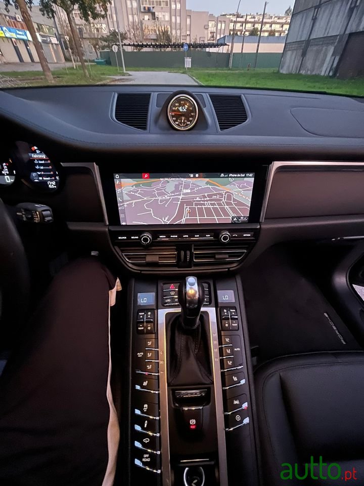 2019' Porsche Macan photo #3