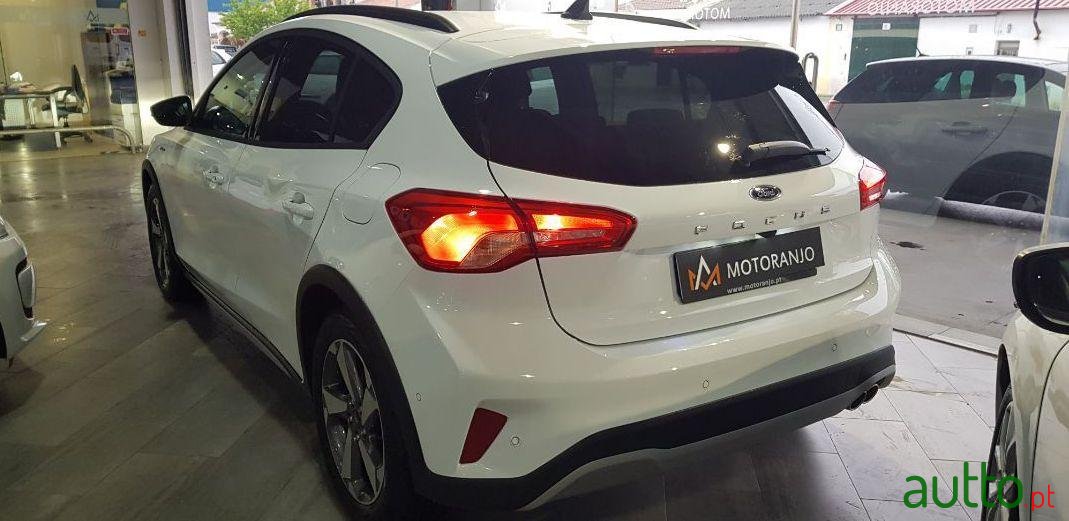 2020' Ford Focus photo #2