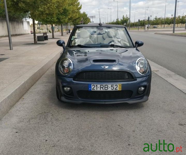 2010' MINI Cabrio photo #2