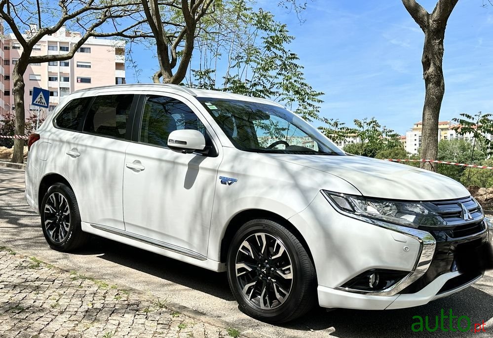 2016' Mitsubishi Outlander photo #5