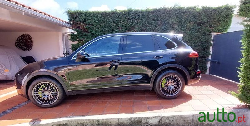 2015' Porsche Cayenne S Hybrid photo #1